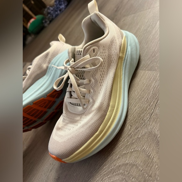 Tennis shoes - Picture 4 of 5